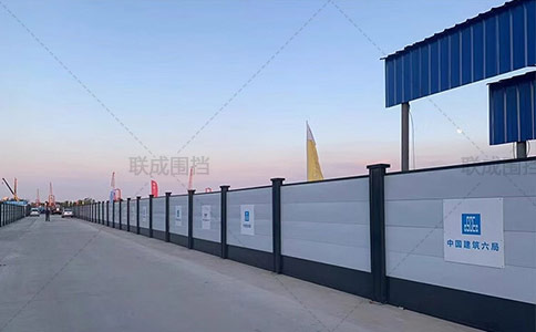 工地圍擋包工包料多少錢一平方？坡地/洼地等特殊地形的每平方加價標準！